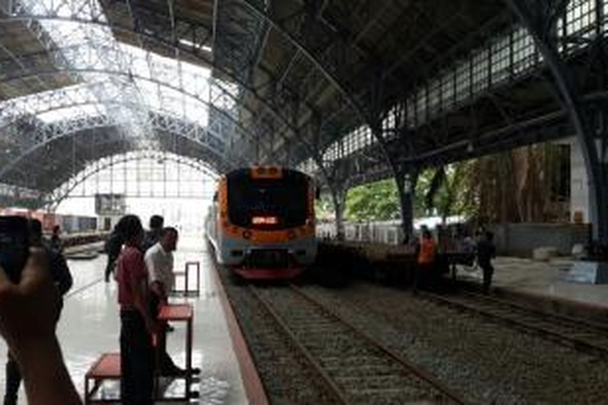 Kereta rel listrik (KRL) memasuki Stasiun Tanjung Priok, Jakarta Utara, Senin (23/11/2015). Uji KRL jalur Jakarta Kota - Tanjung Priok dilakukan Direktorat Jenderal Perkeretaapian Kementerian Perhubungan.