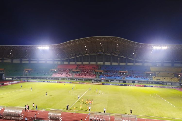 Sebagian lampu Stadion Patriot Candrabhaga mati pada awal babak kedua laga Piala AFF U19 antara timnas Thailand dan Brunei pada Jumat (8/7/2022).