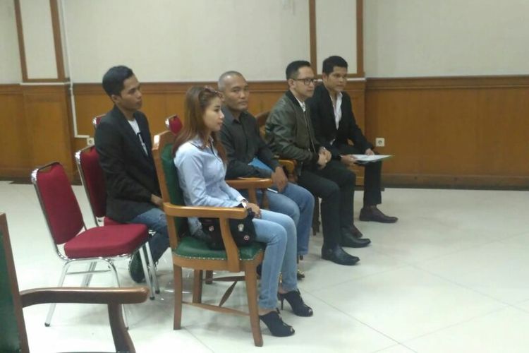 Adik Vicky Prasetyo, Bebi Gabriella, didampingi kuasa hukum Vicky menjadi saksi di sidang perceraian kakaknya dengan Angel Lelga di Pengadilan Agama Jakarta Selatan, Ragunan, Kamis (13/12/2018).