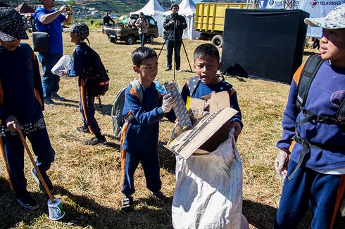 Ratusan Anak Antusias Bersihkan Sampah di Dieng Culture Festival 2019
