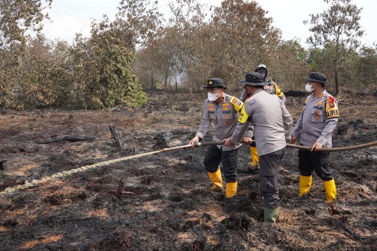 Wakapolda Riau Brigjen Kasihan Rahmadi bersama anggotanya memadamkan api karhutla di Kota Dumai, Riau, Selasa (25/4/2023).
