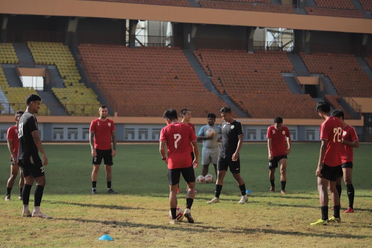Skuad PS Sleman saat menjalani pemusatan latihan (TC) di Stadion Wibawa Mukti, Cikarang, Kabupaten Bekasi, Jawa Barat, Jumat (18/6/2021). TC berlangsung mulai Kamis (10/6/2021) hingga Jumat (18/6/2021).