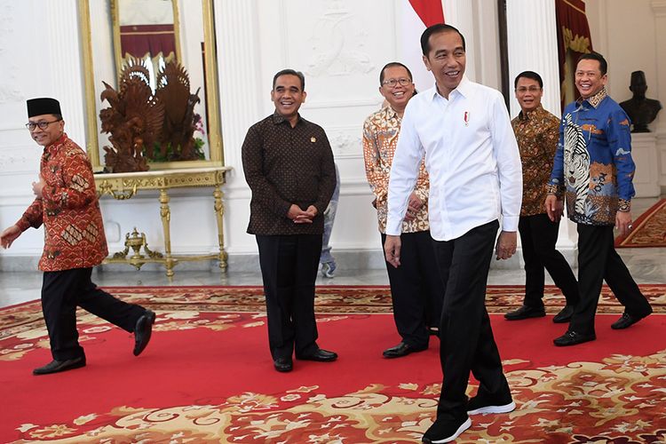 Presiden Joko Widodo (ketiga kanan) berbincang dengan Ketua MPR Bambang Soesatyo (kanan) dan wakil pimpinan MPR di Istana Merdeka, Jakarta, Rabu (16/10/2019). Pertemuan itu dilakukan untuk berkonsultasi terkait acara pelantikan Jokowi-Maruf Amin sebagai presiden dan wakil presiden periode 2019-2024, yang akan dilaksanakan pada 20 Oktober mendatang di kompleks Parlemen, Senayan, Jakarta.