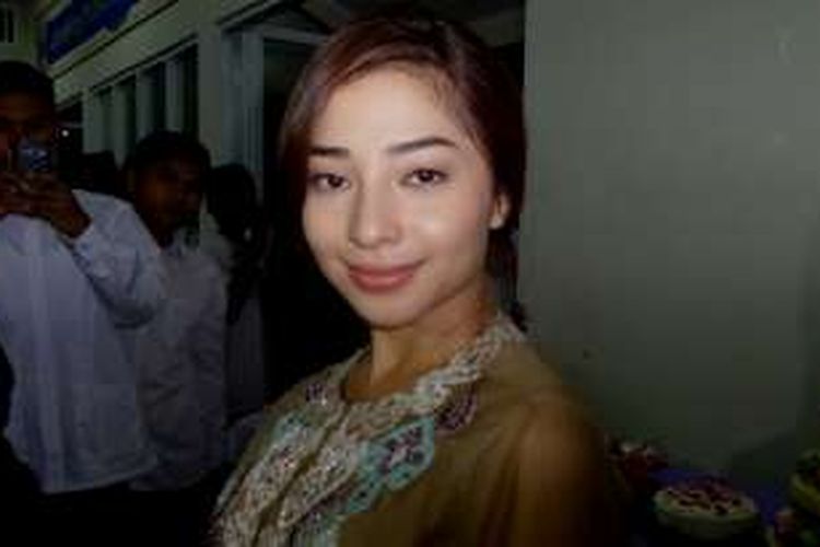 Nikita Willy di sela perayaan ulang tahunnya di Panti Asuhan Yatim As-Safiiyah Jatiwaringin, Bekasi, Jawa Barat, Rabu (29/6/2016) malam.