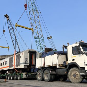KAI Logistik, anak usaha PT Kereta Api Indonesia (Persero) melalui layanan KALOG Pro melakukan pengiriman 22 kereta dengan total berat 836 ton milik PT Kereta Api Indonesia (Persero) dari Jawa ke Sumatera.