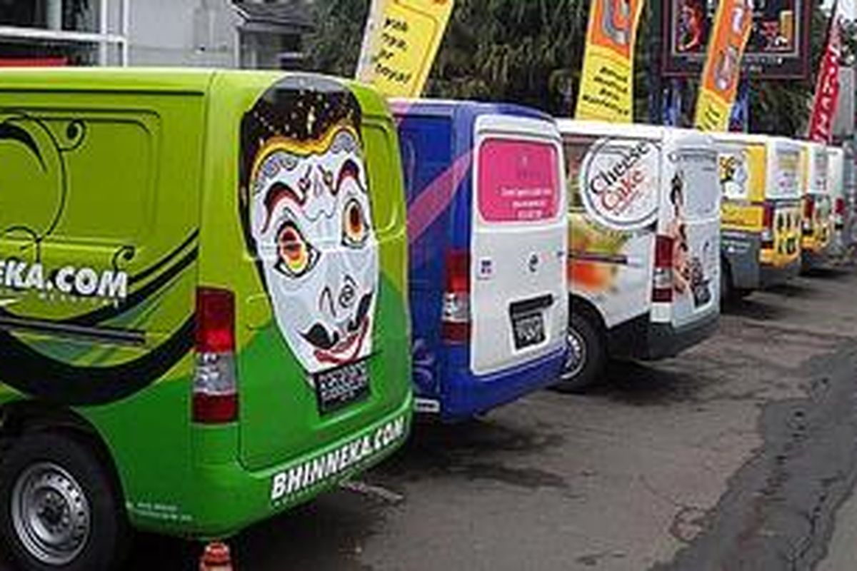 Penampilan Daihatsu Gran Max makin semarak denan penampilan warna-warni  dan logo perusahaan