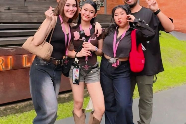 Para seleb tampil stylish saat menonton konser BLACKPINK di Jakarta. Dari nuansa pink?hitam hingga gaya kasual yang chic, semua tampil standout.