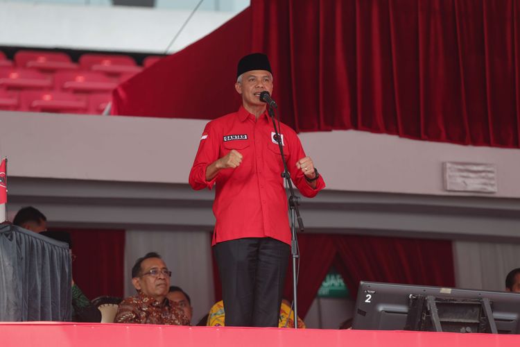 Bakal calon presiden PDI Perjuangan Ganjar Pranowo memberikan pidato dalam acara puncak peringatan Bulan Bung Karno di Stadion Utama Gelora Bung Karno (SUGBK), Jakarta, Sabtu (24/6/2023).