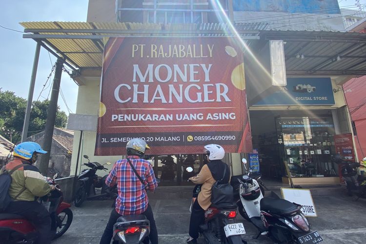 Dollar Tembus Rp18.000, Transaksi Money Changer di Malang Justru Lesu