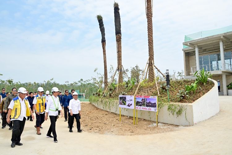 Presiden Joko Widodo saat meninjau progres pembangunan rumah tapak menteri di Kawasan Ibu Kota Nusantara (IKN), Kabupaten Penajam Paser Utara, Provinsi Kalimantan Timur, pada Jumat (22/9/2023).