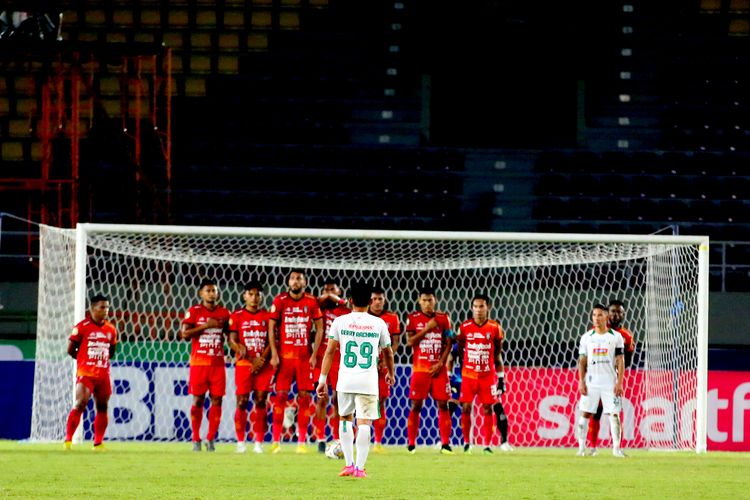 Pemain PSS Sleman Derry Rachman saat pertandingan pekan ke-16 Liga 1 2022-2023 melawan Bali United yang berakhir dengan skor 1-2 di Stadion Manahan Solo, Senin (19/12/2022) malam.