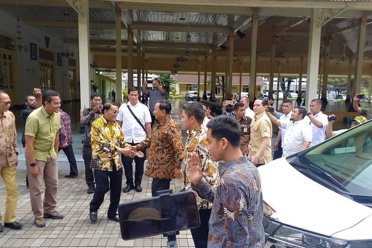 Prabowo - Gibran saat tiba di Kantor Gubernur DIY, Kompleks Kepatihan, Kota Yogyakarta, Selasa (22/1/2024)