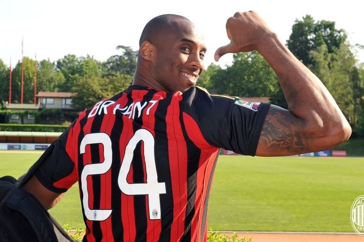 Kobe Bryant memakai jersey AC Milan