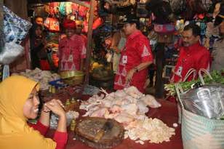 Bupati Semarang Mundjirin kunjungi Pasar Suruh, Rabu (29/6/2016) pagi, untuk memantau perkembangan harga kebutuhan pokok masyarakat terutama di pasar tradisional menjelang Lebaran.