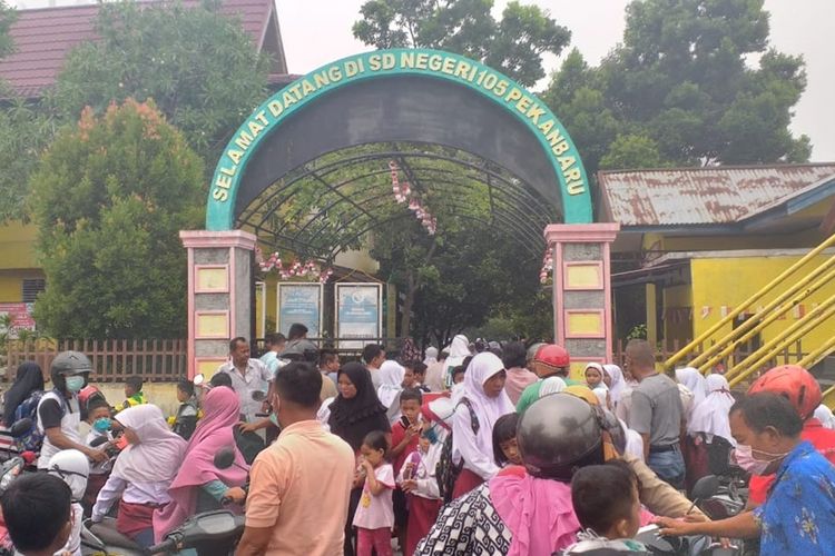 Sejumlah orangtua menjemput anaknya di SD Negeri 105 Pekanbaru, Riau, yang dipulangkan akibat kabut asap karhutla, Selasa (10/9/2019).