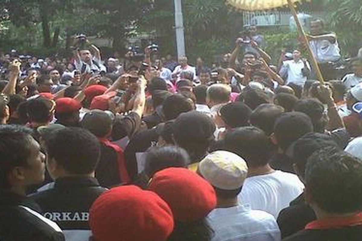 Gubernur DKI Jakarta Fauzi Bowo disambut meriah oleh massa di kediaman di Jalan Teuku Umar, Menteng, Jakarta Pusat, Sabtu (6/10/2012).
