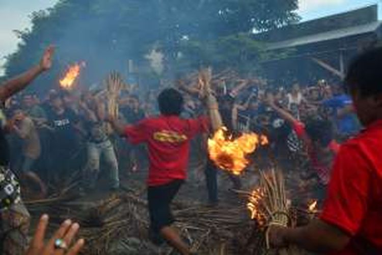 Perang api antara warga Negara Sakah dan Sweta, Kota Mataram, Lombok, Nusa Tenggara Barat.