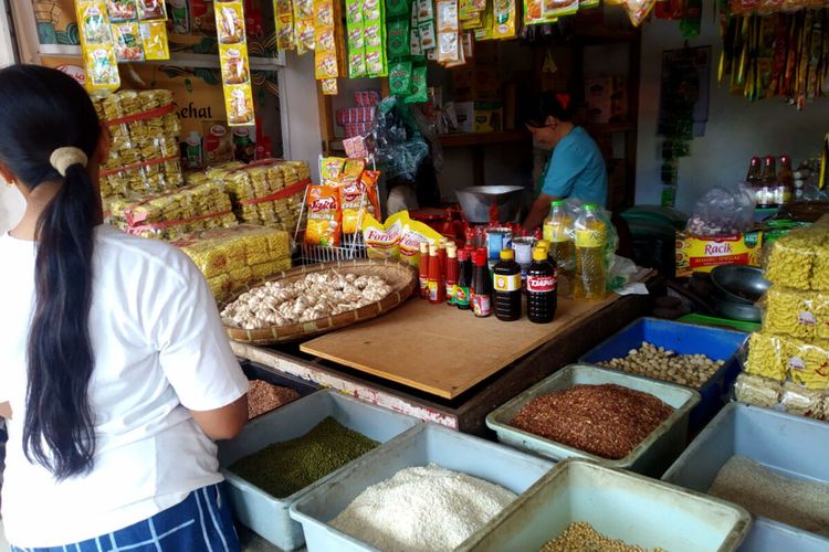 Kios bahan makanan pokok milik Marti'in di Pasar Legi, Kota Blitar, tak lagi menjual beras premium menyusul kelangkaan stok dan mahalnya harga beras sejak akhir 2023, Selasa (27/2/2024)