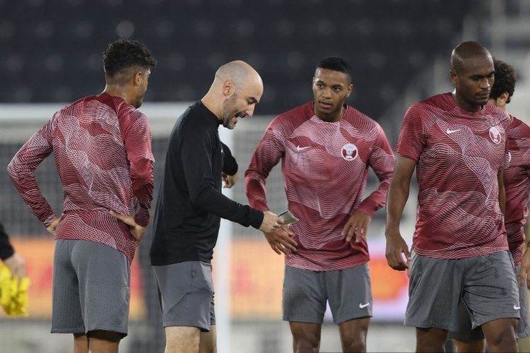 Pelatih timnas Qatar, Felix Sanchez, memimpin sesi latihan timnya di Stadion Jassim bin Hamad, Doha, 2 Oktober 2022. Terkini, Sanchez tengah bersiap menyongsong laga pembukaan Piala Dunia 2022, Qatar vs Ekuador di Stadion Al Bayt, Al Khor, Minggu 20 November 2022.