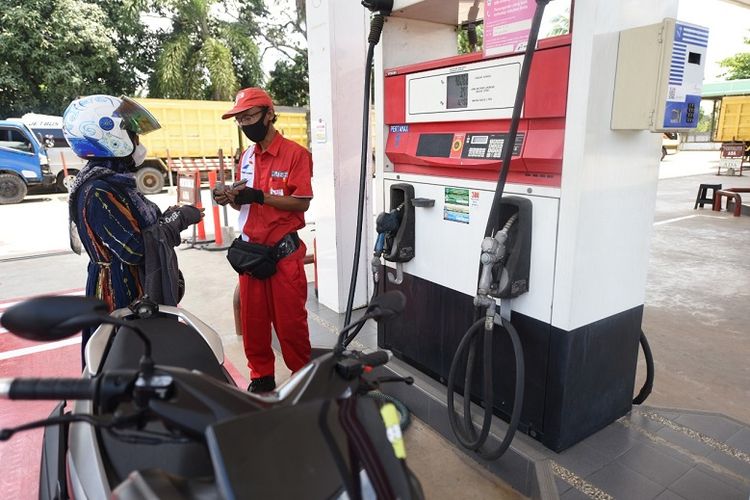 Masyarakat membeli bahan bakar minyak di salah satu SPBU Pertamina