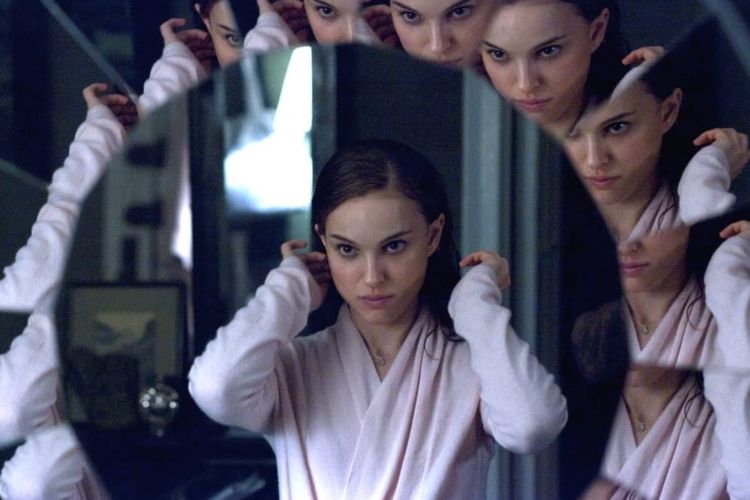 Natalie Portman dalam film horor psikologis Black Swan (2010).