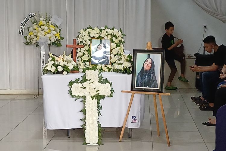 Lady Nayoan Ungkap Ibunya Meninggal Dunia Jelang Ulang Tahun ke-55