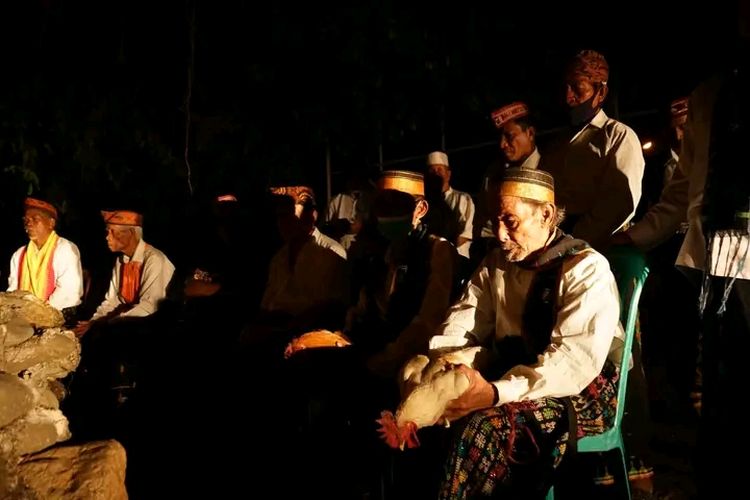 Foto : Panitia Festival Golo Koe melakukan ritual Teing Hang di Kantor Bupati Manggarai Barat, Minggu (7/8/22) sore. 