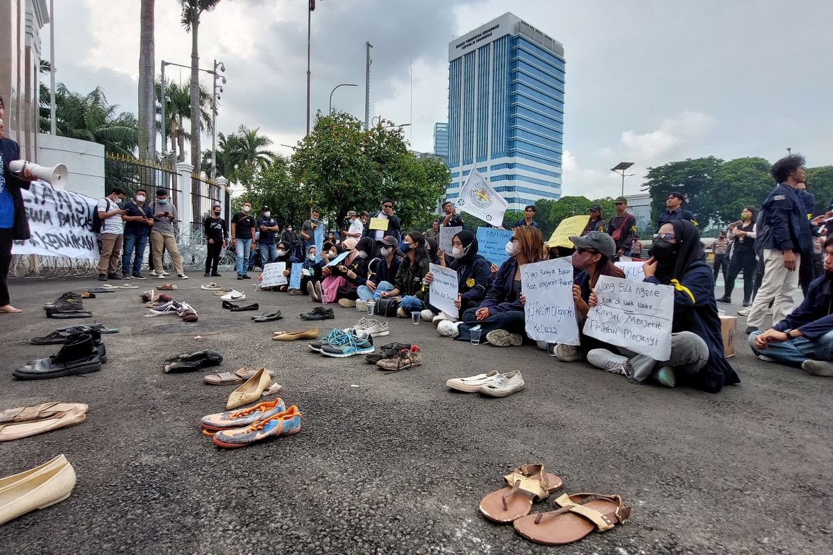 Massa mahasiswa dari Universitas Panca Sakti Bekasi turut melakukan aksi memajang sandal bekas di depan Gedung DPR/MPR RI, Senayan, Jakarta, pada Jumat (9/9/2022) sore. 