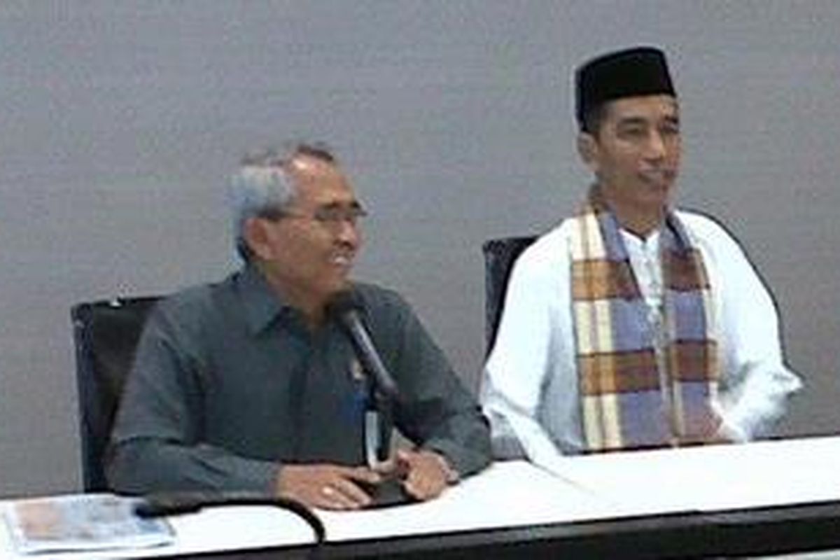 Menteri Pekerjaan Umum Djoko Kirmanto (menggunakan safari) dengan didampingi Gubernur DKI Jakarta Joko Widodo (menggunakan baju betawi). Mereka bertemu di Kantor Kementerian PU untuk membahas proyek enam ruas jalan tol dalam kota, di Jakarta, Rabu (9/1/2012).