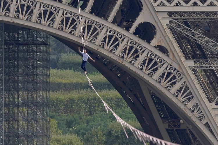 Nathan Paulin tampil untuk kedua kalinya di lintasan tali setinggi 70 meter antara Menara Eiffel dan Teater Chaillot di seberang Sungai Seine, di Paris Minggu, 19 September 2021. 