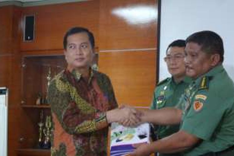 Wakil Kepala RSPAD, Kolonel Ckm dr. Bambang Dwi HS Sp.B  menyerahkan resume pemeriksaan 10 anak buah kapal Brahma 12 krpada Direktur Perlindungan WNI Kementerian Luar Negeri Lalu Muhammad Iqbal di RSPAD Gatot Soebroto, Jakarta, Senin (2/5/2016)