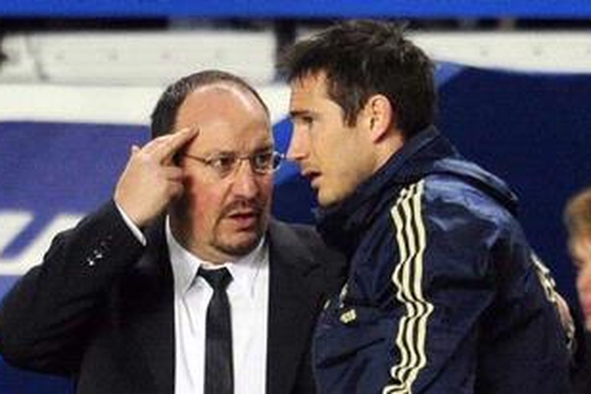 Manajer ad-interim Chelsea, Rafael Benitez (kiri), tengah memberi instruksi kepada gelandang Frank Lampard sebelum masuk ke lapangan sebagai pemain pengganti dalam semifinal pertama Piala Liga Inggris antara timnya melawan Swansea City di Stadion Stamford Bridge, London, Rabu (9/1/2013). 