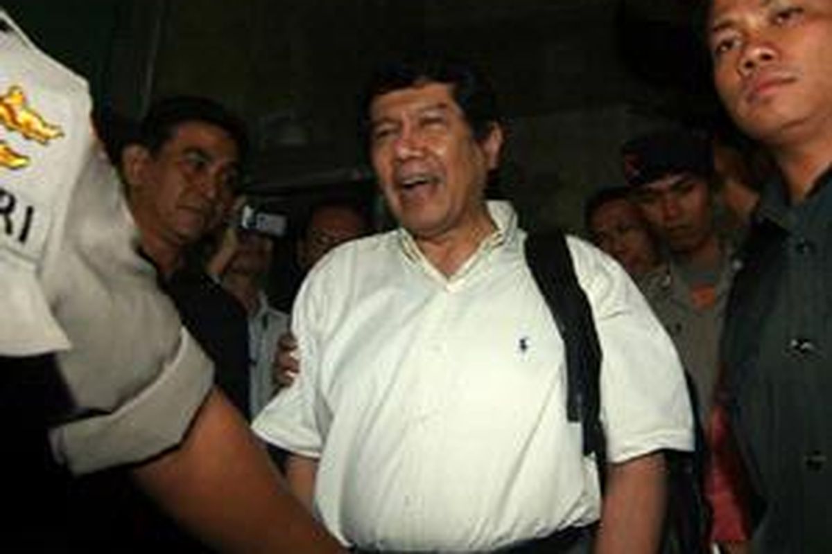 Mantan Deputi Gubernur Bank Indonesia Aulia Tantowi Pohan masih bisa tersenyum saat meninggalkan gedung KPK untuk menjalani masa tahanan di rutan Brimob, Kelapa Dua, Depok, Rabu (27/11).