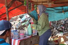 Warung di Atas Gunung Sampah Bantargebang Raup Rp 1 Juta Per Hari