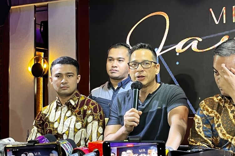 Ari Wibowo dan kuasa hukumnya hadir dalam konferensi pers di kawasan Senopati, Jakarta Selatan, Kamis (20/4/2023).