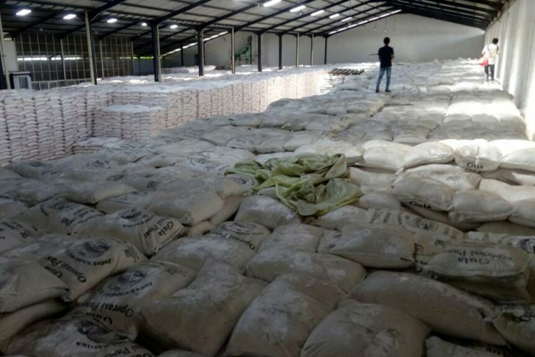 Sebanyak 5.000 ton gula rafinasi yang hendak dipasarkan ke masyarakat disita oleh Satgas Pangan Polda Sulsel, Senin (22/5/217).