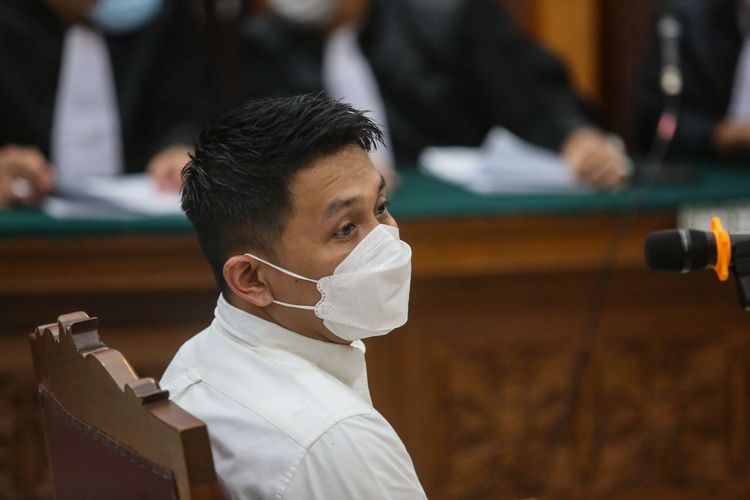 Foto stok: Terdakwa  Chuck Putranto menjalani sidang di Pengadilan Negeri (PN) Jakarta Selatan.