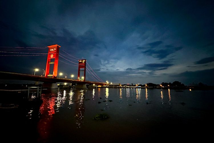 Ilustrasi Jembatan Ampera yang melintasi Sungai Musi di Sumatera Selatan. Salah satu tempat merayakan tahun baru 2024 di Palembang. 