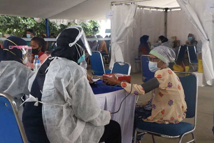 Proses vaksinasi di Balai Desa Ciparagejaya, Kabupaten Karawang,  Provinsi Jawa Barat. Vaksinasi digelar di 5 pelabuhan di wilayah Pantura Jawa.