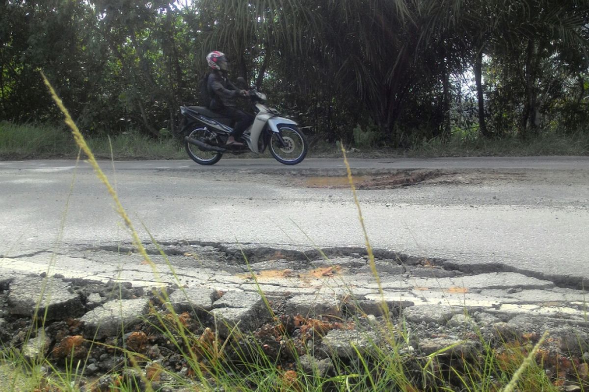 Jalan antar kota antar provinsi mengalami kerusakan di banyak titik, salah satunya di Jalan Sultan Hasanuddin di Balikpapan. Belum tampak upaya  perbaikan menjelang arus mudik lebaran.