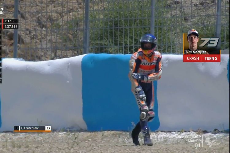 Pebalap tim Repsol Honda, Alex Marquez, memegangi lengan kanannya setelah mengalami crash di Tikungan 5 Sirkuit Jerez pada sesi Kualifikasi 1 MotoGP Andalusia 2020, Sabtu (25/7/2020).