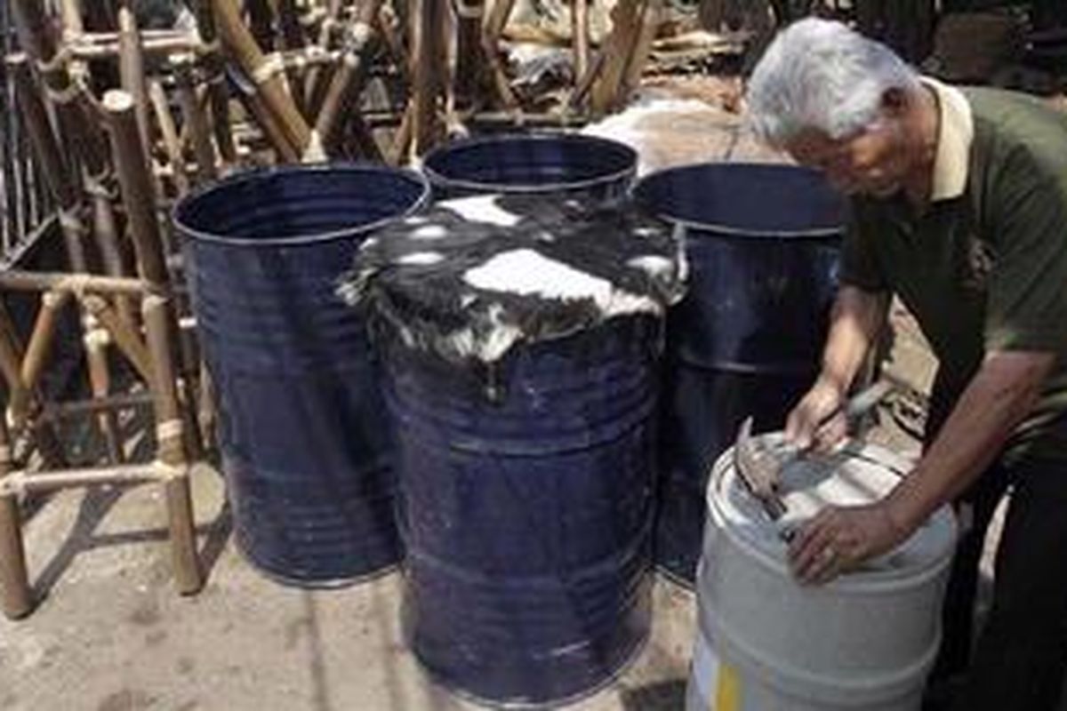 Syahrial (68) melubangi drum untuk membuat beduk di Jalan KH Mas Mansyur, Tanah Abang, Jakarta Pusat, Rabu (3/8/2011). Bersama rekannya dia menargetkan membuat sekitar 200 beduk selama bulan Ramadhan 1432 H. Harga beduk dijual bervariasi mulai dari Rp 150.000 untuk ukuran kecil hingga Rp 500.000 untuk yang besar. 