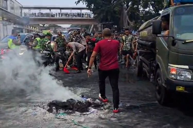 Lalu Lintas Depan Kampus UKI Cawang Sempat Macet Imbas Mahasiswa Demo Sambil Bakar Ban