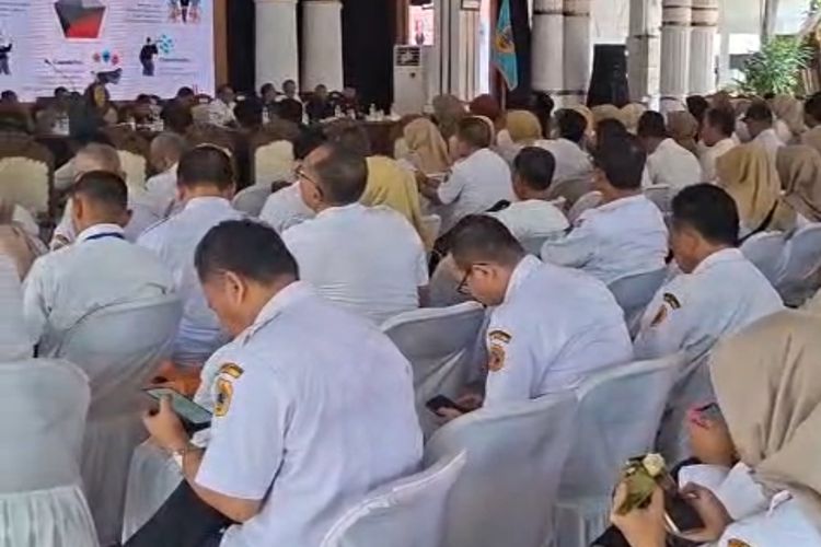 Ironi! Pejabat Pati Asyik Main Hp saat KPK Bicara Antikorupsi