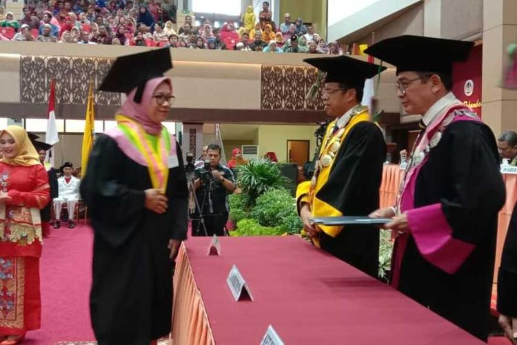 Wisudawan UNP tidak bersalaman langsung dengan Rektor UNP Ganefri untuk antisipasi penyebaran virus Corona, Sabtu (14/3/2020)