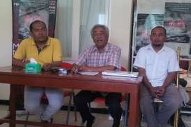Aktifis Kontras, Fatkhul Khoir (kanan) di kantor Kontras Surabaya, Rabu (18/1/2017)