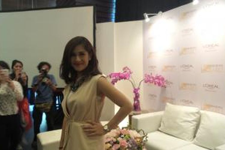 Dian Sastrowardoyo dalam jumpa pers L'Oréal Paris Excellence di Nouvelle Resto, Kamis (7/5/2015).