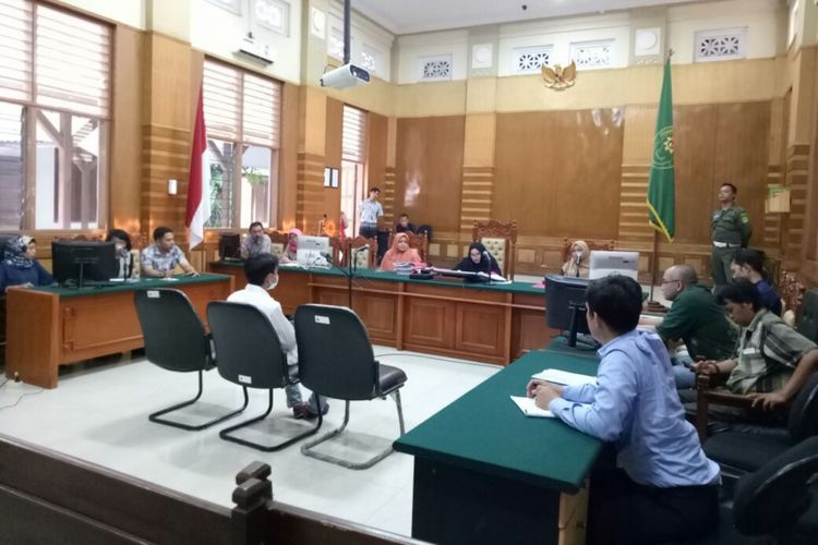 Salah satu terdakwa kasus duel ala gladiator menjalani sidang vonis di Pengadilan Negeri Kota.Bogor, Kamis (2/11/2017). 