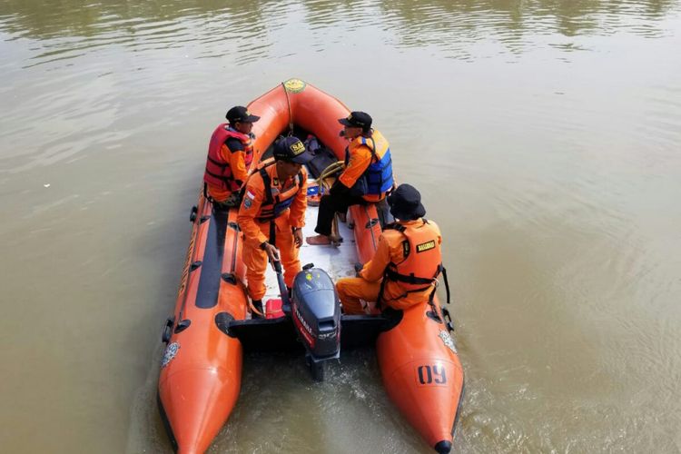 Tim SAR tengah melakukan pencarian korban yang terseret Banjir Bandang di Kabupaten Pangandaran.