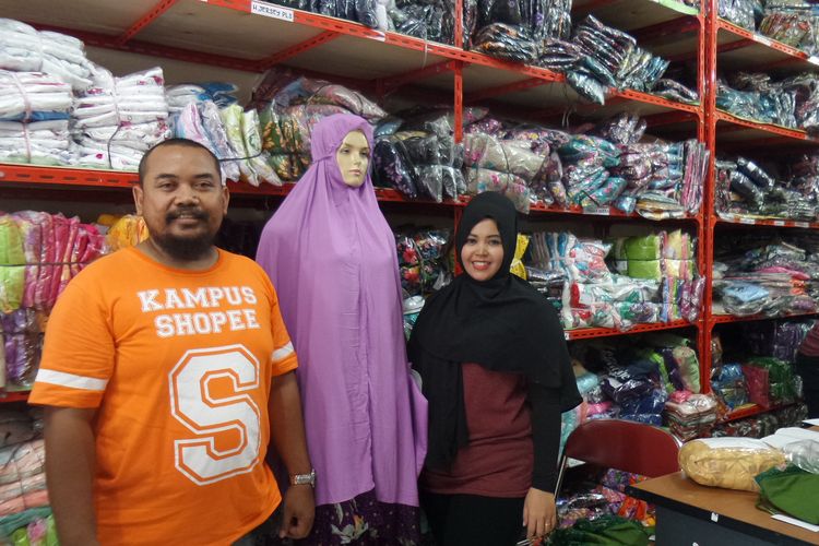 Pemilik Kampung Souvenir Kurniawan Joko Purnomo dan istrinya, Alda Destiani di tokonya di Denpasar, Senin (29/4/2019).